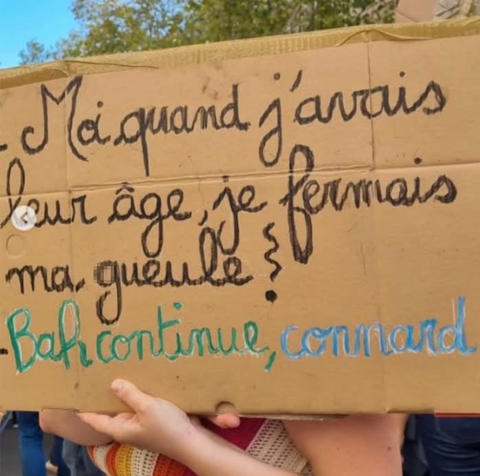Pancarte « "Moi quand j'avais leur âge je fermais ma gueule - Bah continue connard" », Lyon (69), 29 septembre 2026