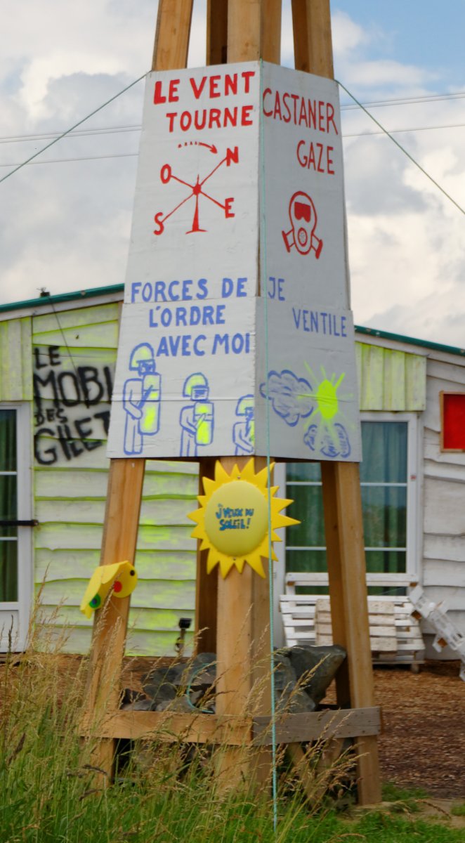 Pancarte « LE VENT TOURNE CASTANER GAZE FORCES DE L'ORDRE AVEC MOI JE VENTILE », Carspach (68), 16 juin 2019