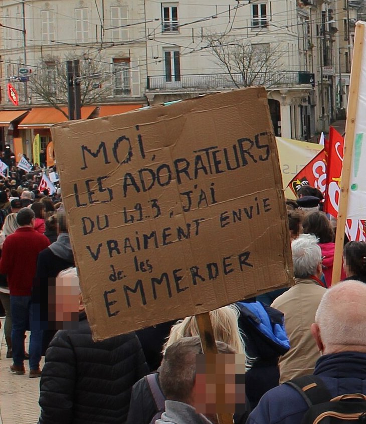 Pancarte « MOI, LES ADORATEURS DU 49.3, J'AI VRAIMENT ENVIE de les EMMERDER », Le Mans (72), 23 mars 2023