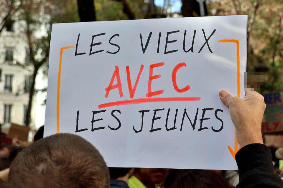 Pancarte « LES VIEUX AVEC LES JEUNES », Paris (75), 17 octobre 2026