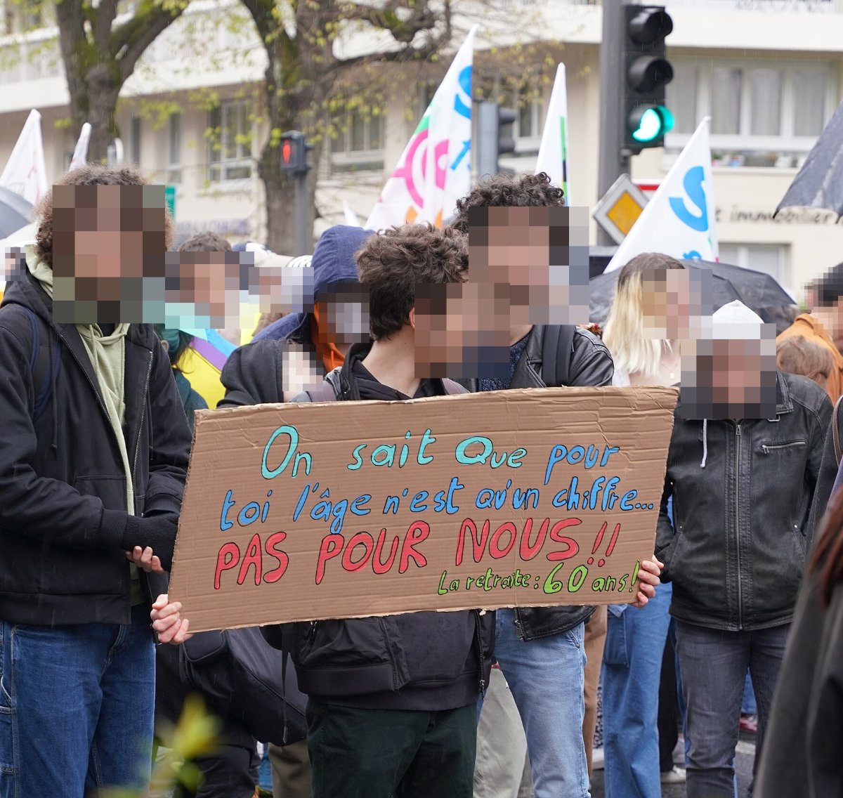 Pancarte « On sait Que pour toi l'âge n'est qu'un chiffre... PAS POUR NOUS !! La retraite: 60 ans! », Reims (51), 6 avril 2023