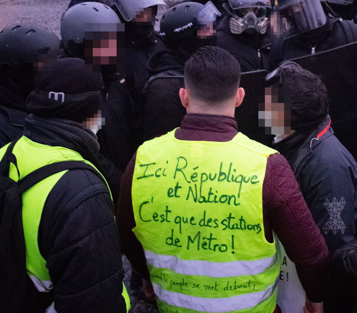 Pancarte « Ici République et Nation! C'est que des stations de Métro! Quand le peuple se met debout, », Paris (75), 26 janvier 2019