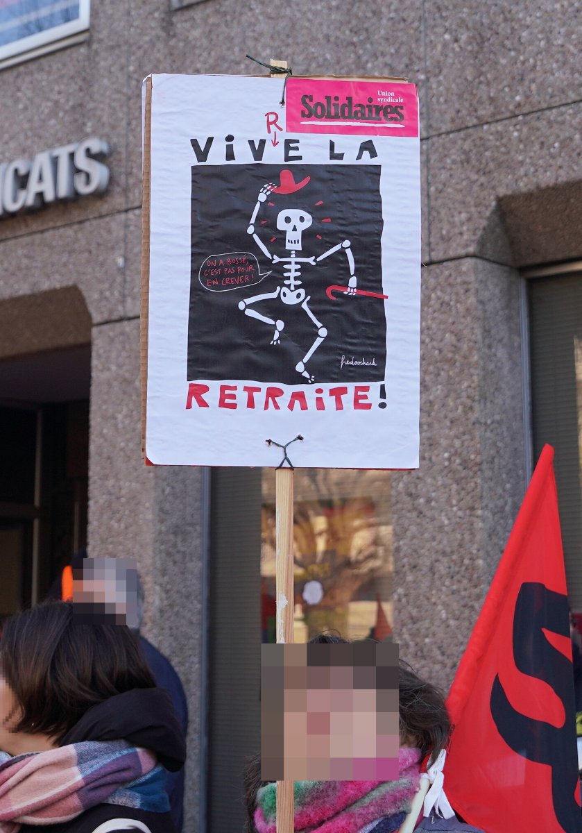 Pancarte « VIVRE LA RETRAITE! ON A BOSSÉ, C'EST PAS POUR EN CREVER ! », Reims (51), 7 février 2023