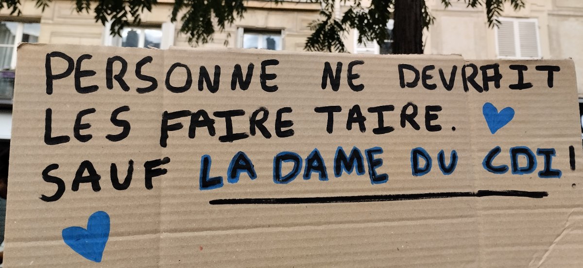 Pancarte « PERSONNE NE DEVRAIT LES FAIRE TAIRE SAUF LA DAME DU CDI », Paris (75), 6 octobre 2026
