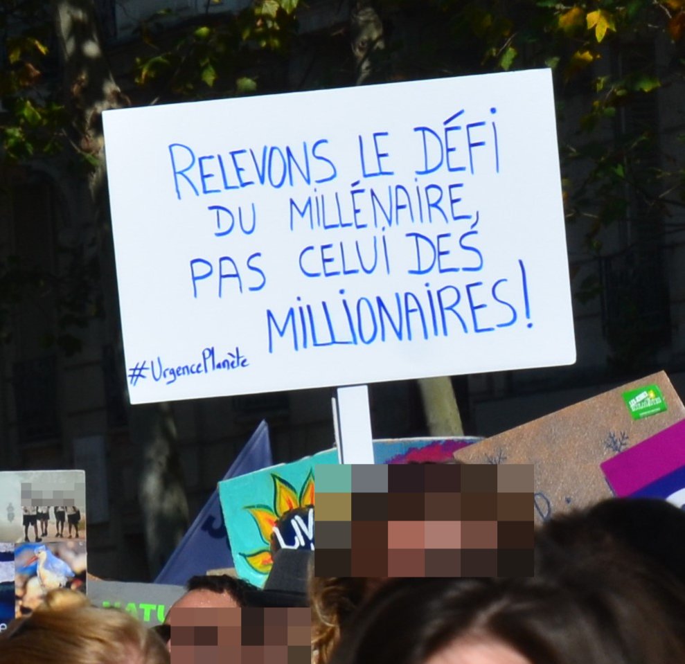 Pancarte « RELEVONS LE DÉFI DU MILLÉNAIRE, PAS CELUI DES MILLIONAIRES! #UrgencePlanète », Paris (75), 21 septembre 2019