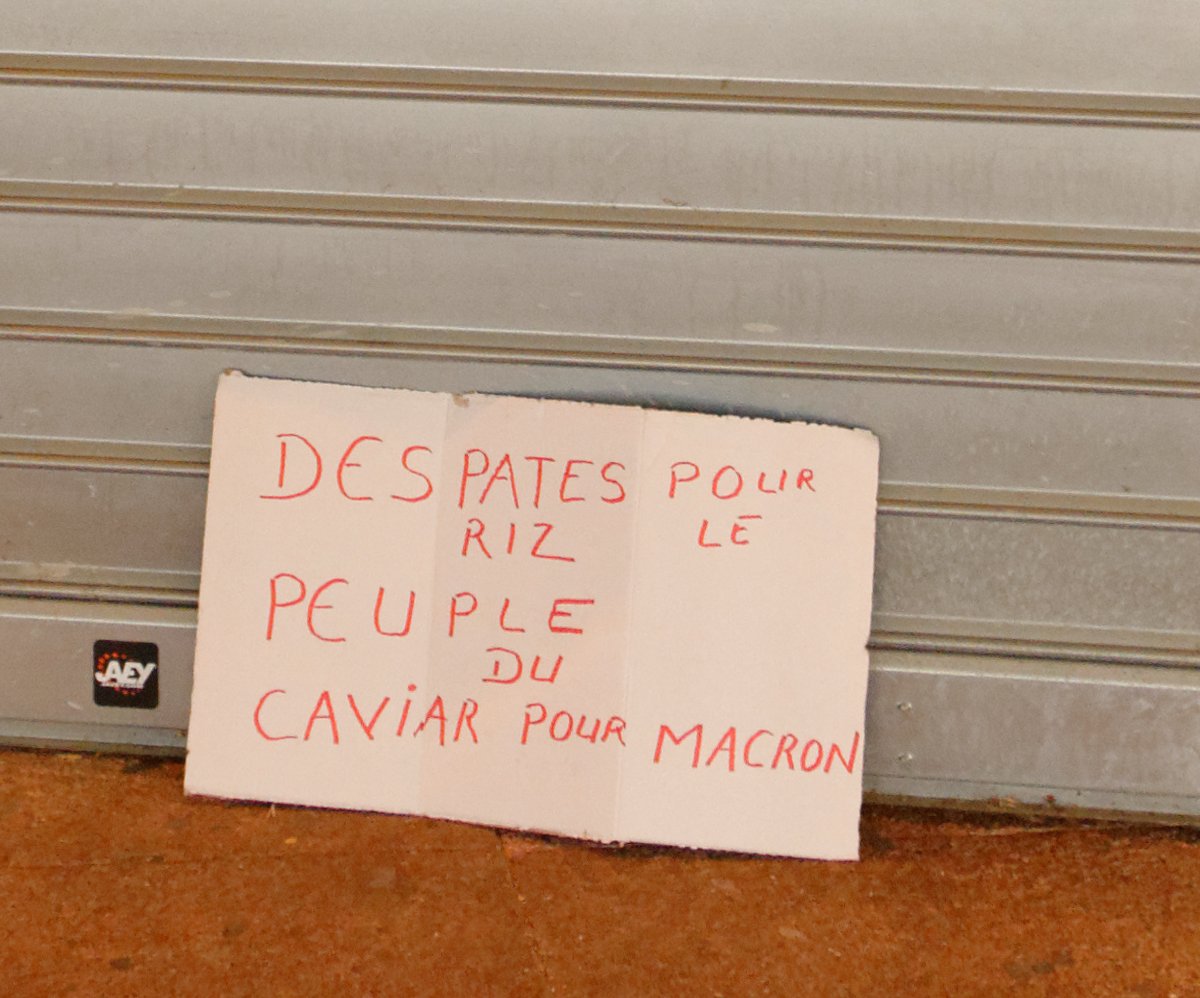 Pancarte « DES PATES RIZ POUR LE PEUPLE DU CAVIAR POUR MACRON », Belfort (90), 26 janvier 2019