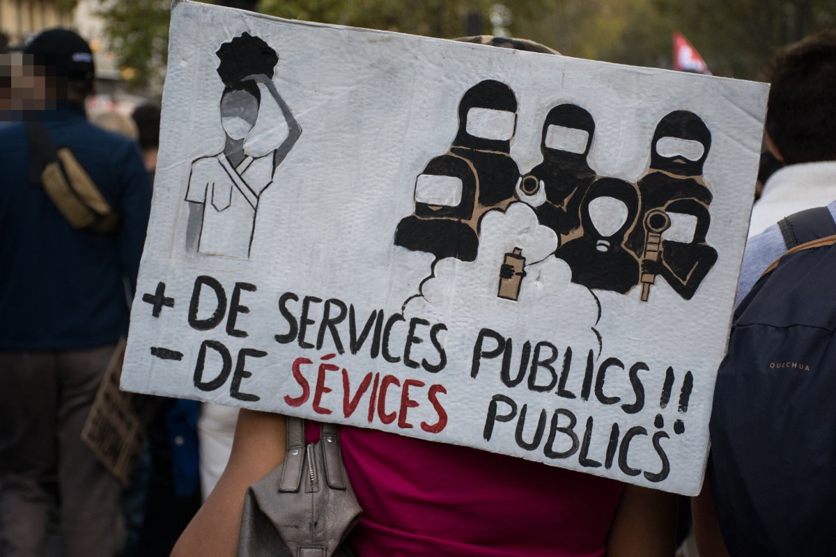 Pancarte « + DE SERVICES PUBLICS!! - DE SÉVICES PUBLICS », Paris (75), 17 octobre 2026