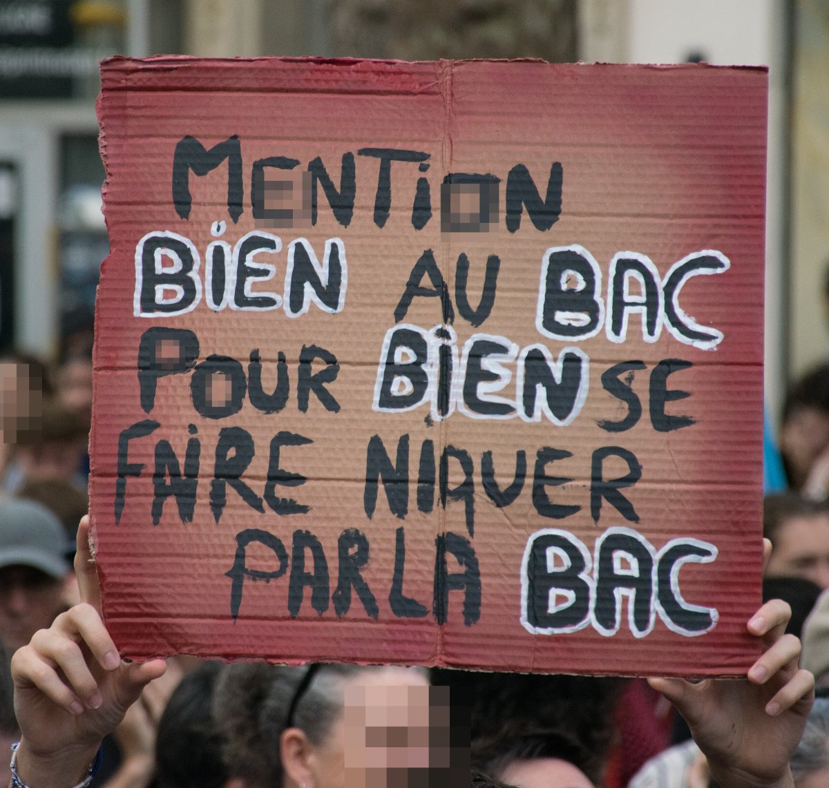 Pancarte « MENTION BIEN AU BAC POUR BIEN SE FAIRE NIQUER PAR LA BAC », Paris (75), 6 octobre 2026