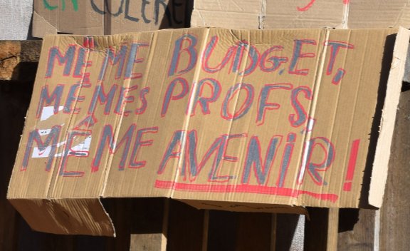 Pancarte « MÊME BUDGET, MÊMES PROFS, MÊME AVENIR ! », Paris (75), 2 octobre 2026