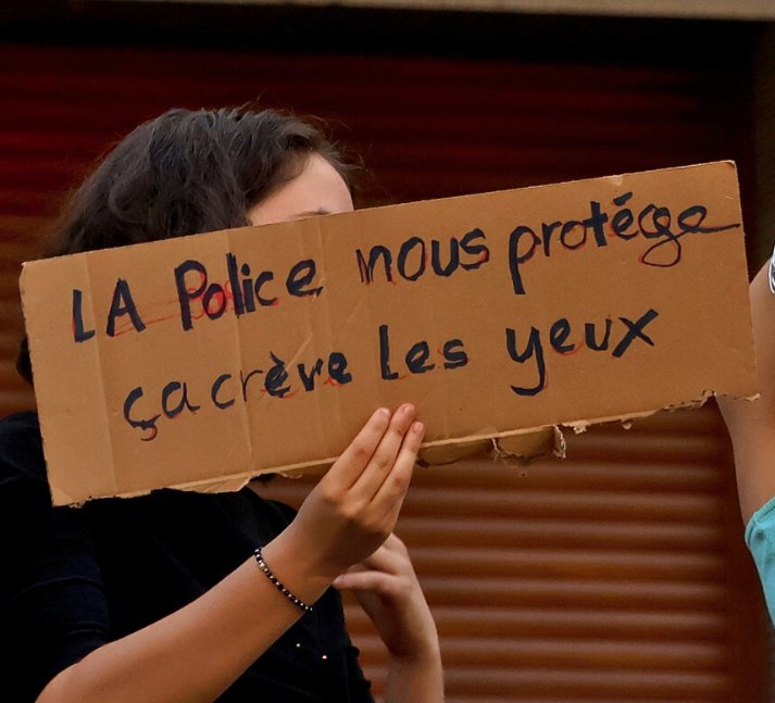 Pancarte « LA Police nous protége ça crève les yeux », Paris (75), 6 octobre 2026
