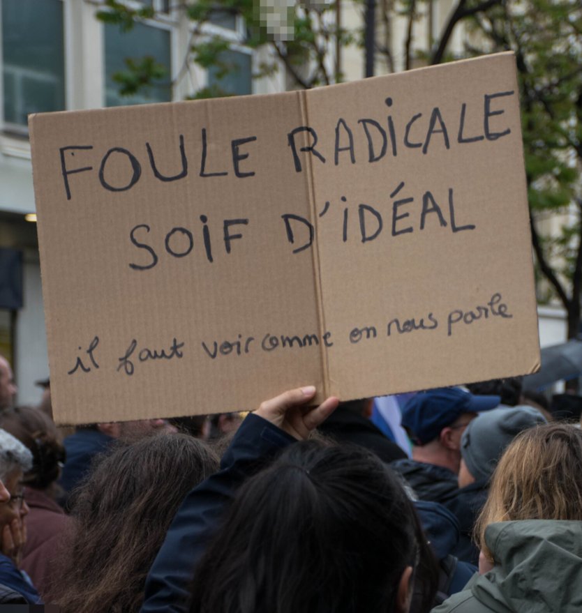 Pancarte « FOULE RADICALE SOIF D'IDÉAL il faut voir comme on nous parle », Paris (75), 1 mai 2023