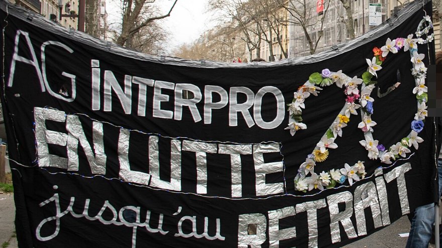 Pancarte « AG INTERPRO EN LUTTE jusqu'au RETRAIT », Paris (75), 28 mars 2023