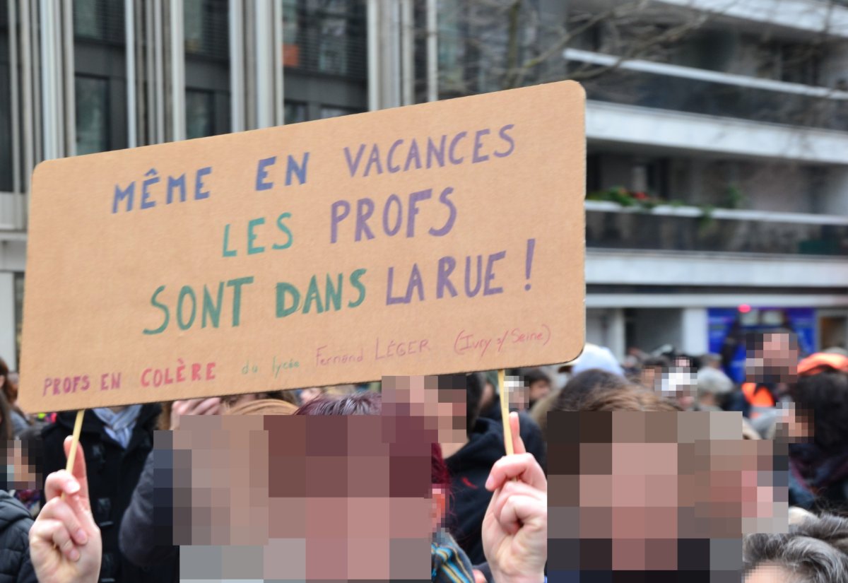 Pancarte « MÊME EN VACANCES LES PROFS SONT DANS LA RUE ! PROFS EN COLÈRE du lycée Fernand LÉGER (Ivry-sur-Seine) », Paris (75), 20 février 2020