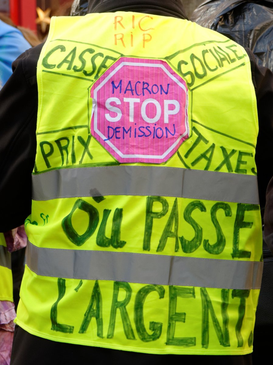 Pancarte « RIC RIP CASSE SOCIALE MACRON STOP DEMISSION PRIX TAXES OÙ PASSE L'ARGENT », Belfort (90), 15 décembre 2018