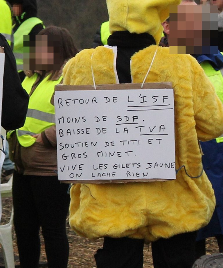 Pancarte « RETOUR DE L'ISF MOINS DE SDF. BAISSE DE LA TVA SOUTIEN DE TITI ET GROS MINET. VIVE LES GILETS JAUNE ON LACHE RIEN », Montceau-les-Mines (71), 29 décembre 2018