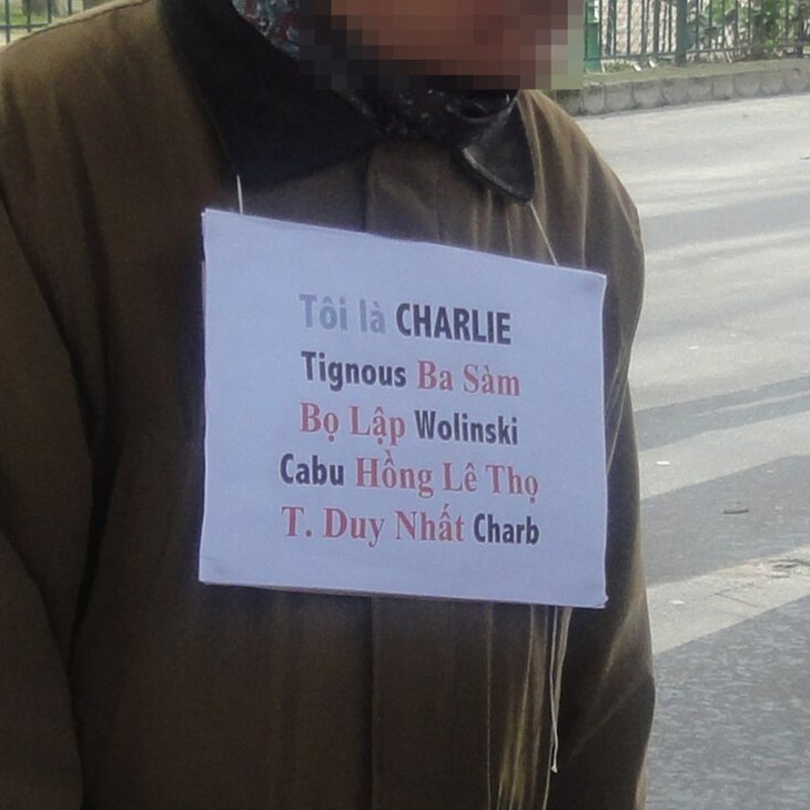 Pancarte « Tôi là CHARLIE Tignous Ba Sàm Bọ Lập Wolinski Cabu Hồng Lê Thọ T. Duy Nhất Charb », Paris (75), 11 janvier 2015