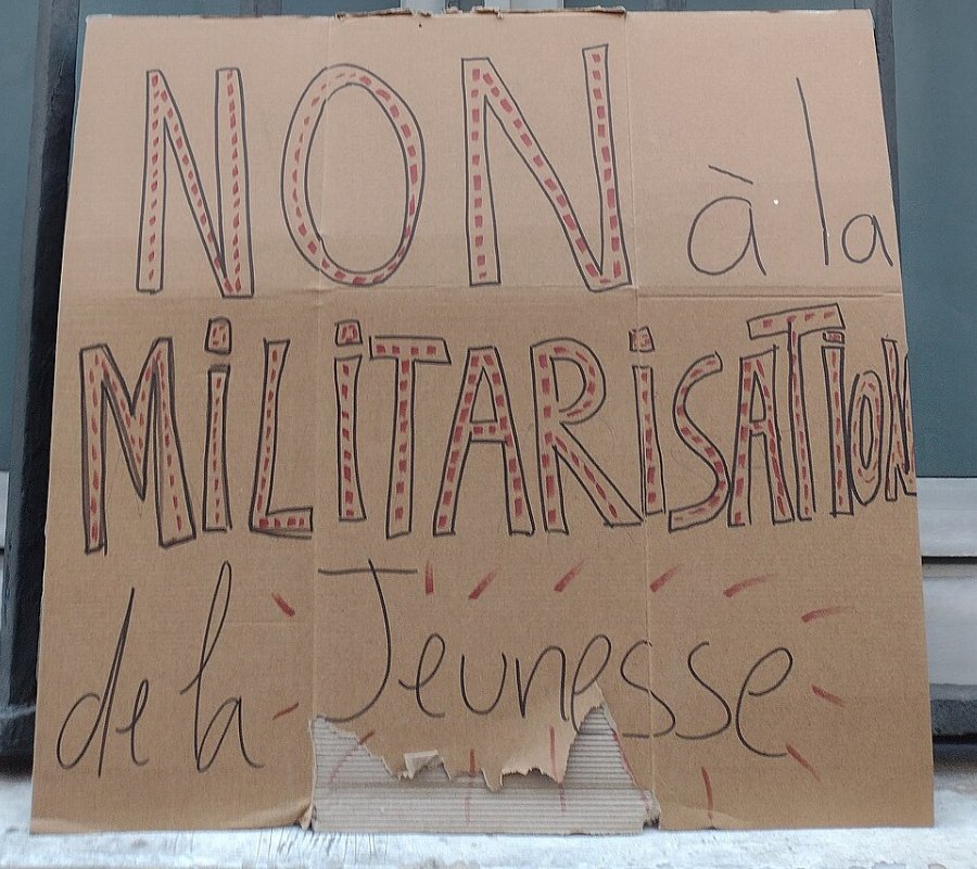 Pancarte « NON à la MILITARISATION de la Jeunesse », Paris (75), 10 septembre 2025