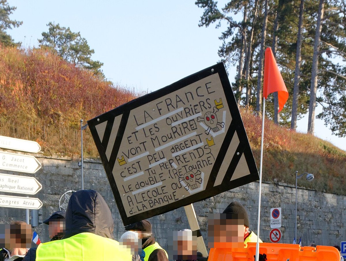 Pancarte « LA FRANCE ET LES OUVRIERS VONT MOURIR C'EST PEU DRGENT TU REPRENDS LE DOUBLE.(RETOURNE) A L'ECOLE OU D'.. LA BANQUE », Belfort (90), 17 novembre 2018