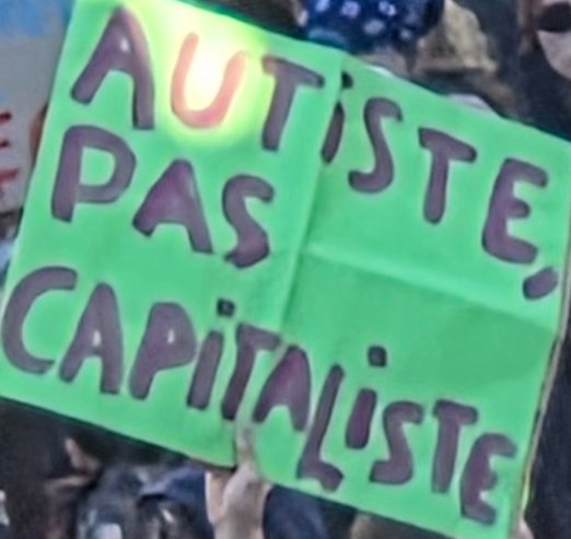 Pancarte « Autiste, pas capitaliste », Metz (57), 17 octobre 2026