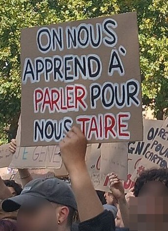 Pancarte « ON NOUS APPREND À PARLER POUR NOUS TAIRE », Aix-en-Provence (13), 17 octobre 2026