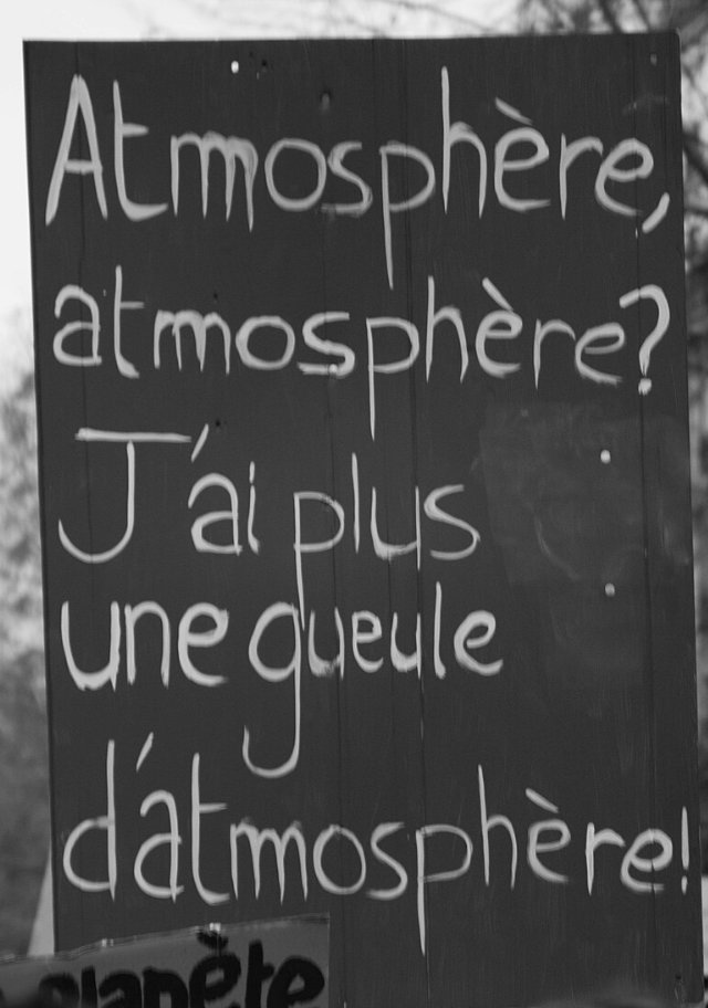 Pancarte « Atmosphère, atmosphère? J'ai plus une gueule d'atmosphère! », Paris (75), 8 décembre 2018