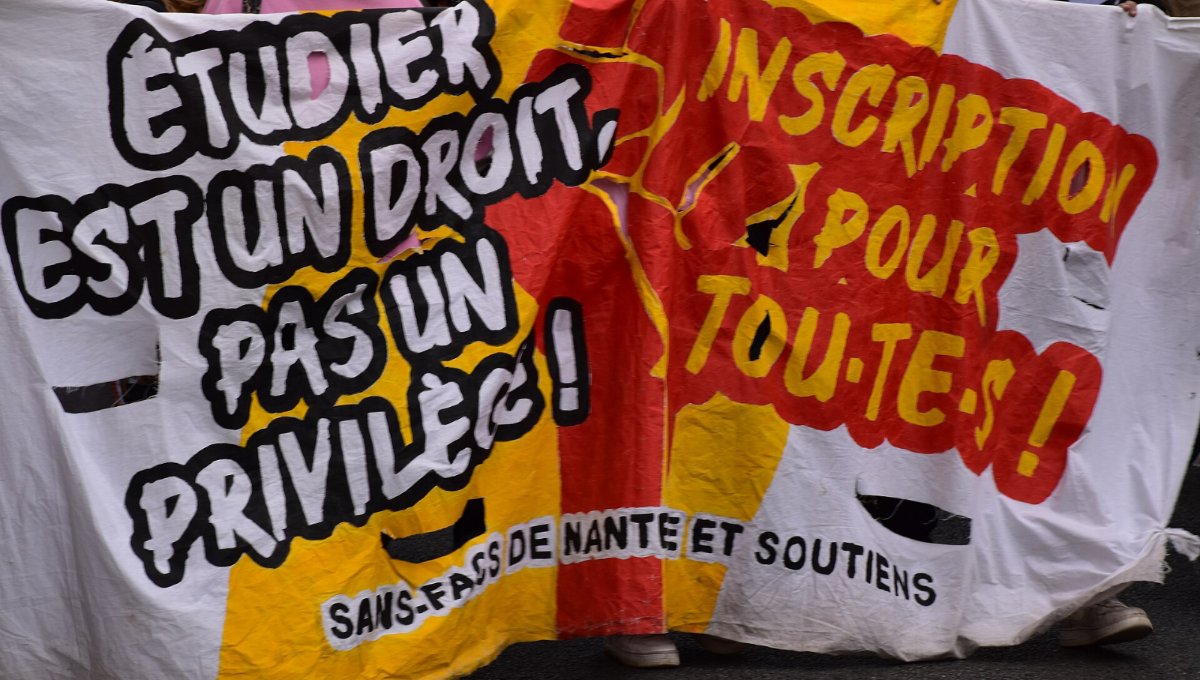 Pancarte « ÉTUDIER EST UN DROIT PAS UN PRIVILÈGE ! INSCRIPTION POUR TOU·TE·S ! SANS-FACS DE NANTES ET SOUTIENS », Paris (75), 2 octobre 2025