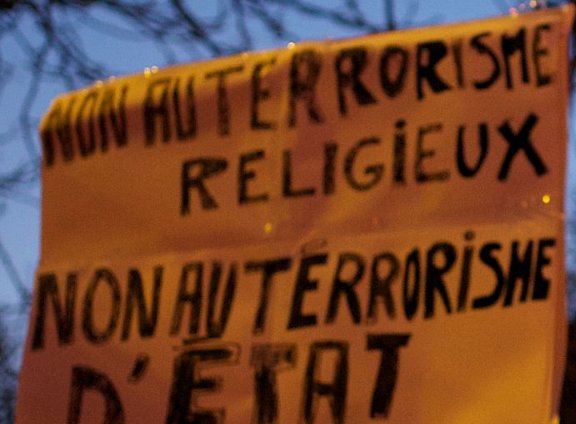 Pancarte « NON AU TERRORISME RELIGIEUX NON AU TERRORISME D'ÉTAT », Paris (75), 11 janvier 2015