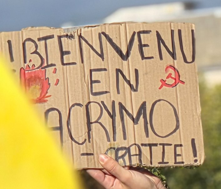 Pancarte « Bienvenue en lacrymo-cratie », Metz, 17 octobre 2026