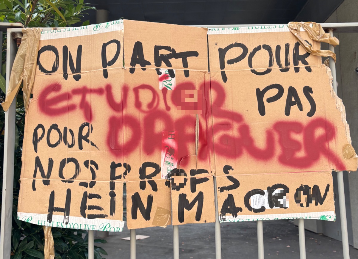 Pancarte « On part pour étudier pas pour draguer nos profs hein macron », Issy-les-Moulineaux (92), 13 octobre 2026