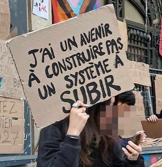 Pancarte « J'AI UN AVENIR À CONSTRUIRE PAS UN SYSTÈME À SUBIR », Paris (75), 2 octobre 2026