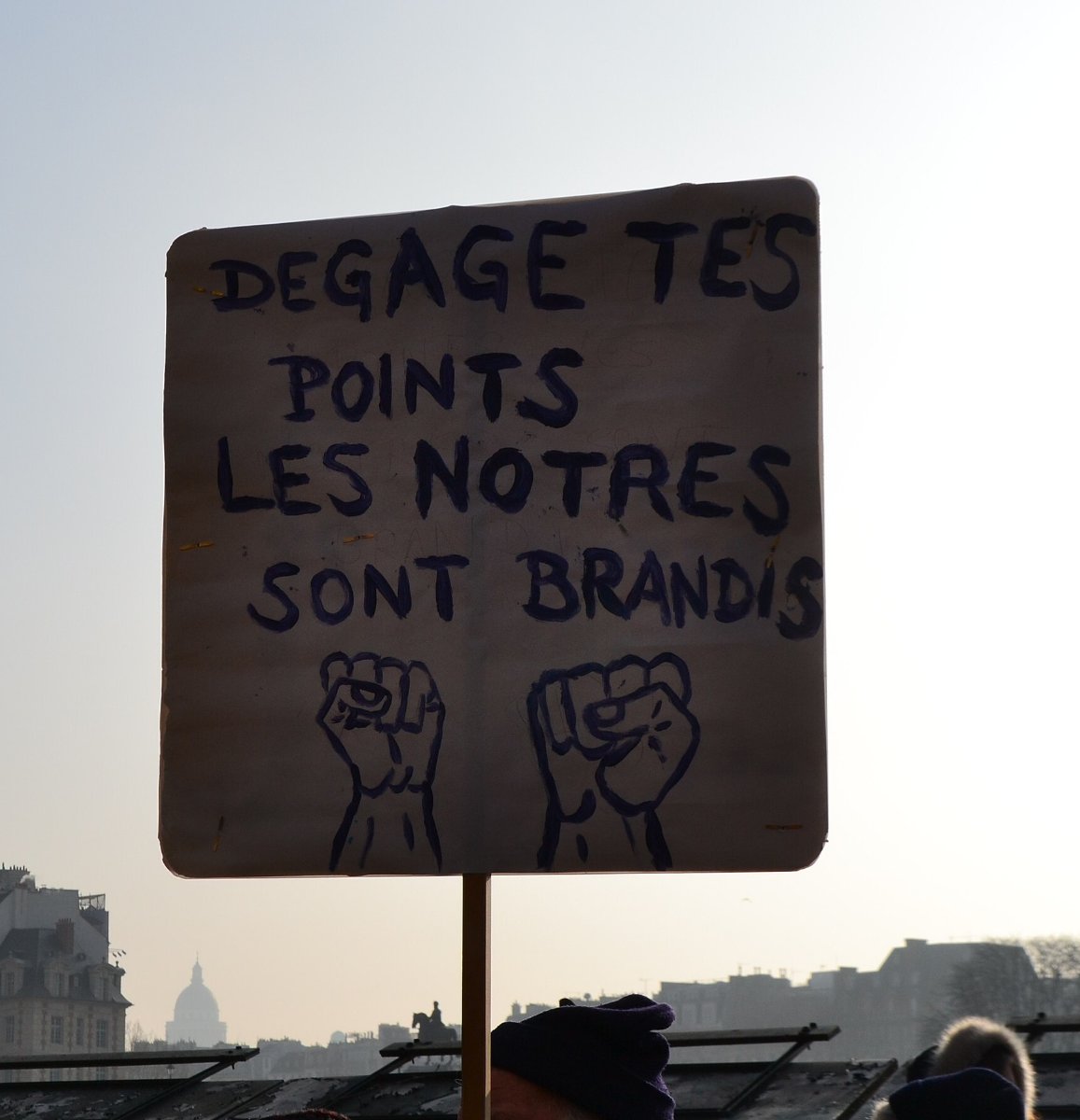 Pancarte « DEGAGE TES POINTS LES NOTRES SONT BRANDIS », Paris (75), 24 janvier 2020