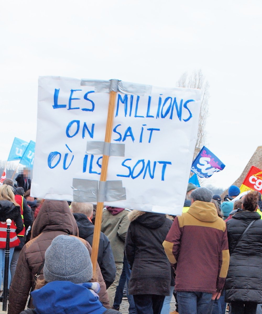 Pancarte « LES MILLIONS ON SAIT OÙ ILS SONT », Sens (89), 7 mars 2023