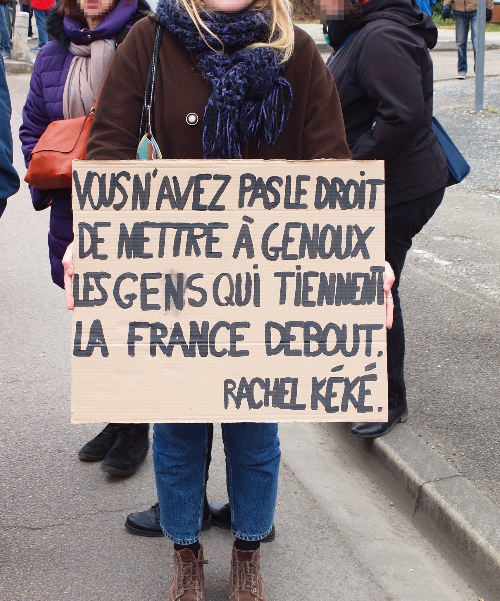 Pancarte « VOUS N'AVEZ PAS LE DROIT DE METTRE À GENOUX LES GENS QUI TIENNENT LA FRANCE DEBOUT. RACHEL KÉKÉ. », Sens (89), 7 mars 2023
