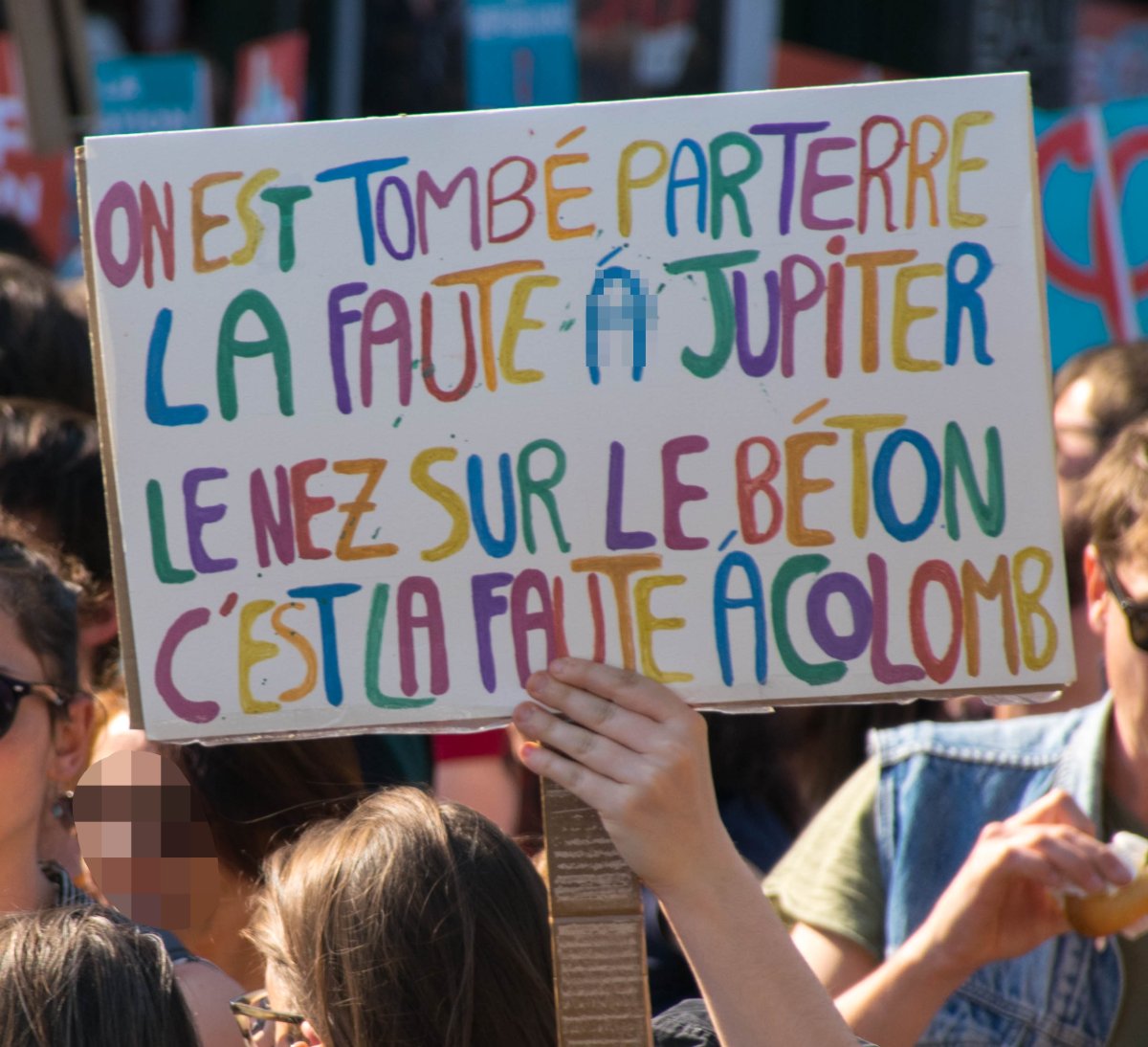 Pancarte « ON EST TOMBÉ PARTERRE LA FAUTE Á JUPITER LE NEZ SUR LE BÉTON C'EST LA FAUTE Á COLOMB », Paris (75), 5 mai 2018