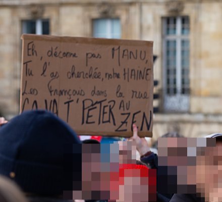 Pancarte « Eh, déconne pas MANU, Tu l'as cherchée, notre HAINE Les françois dans la rue ÇA VA T'PÉTER AU ZEN », Bordeaux (33), 14 janvier 2020