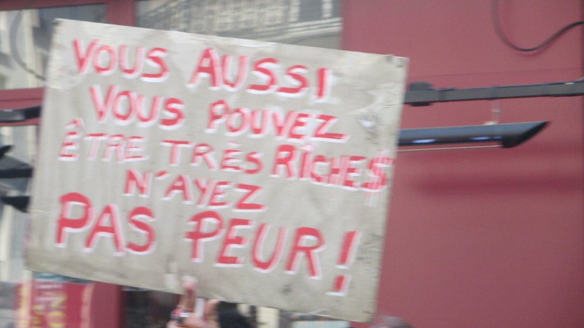 Pancarte « VOUS AUSSI VOUS POUVEZ ÊTRE TRÈS RICHES N'AYEZ PAS PEUR ! », Paris (75), 5 mai 2018