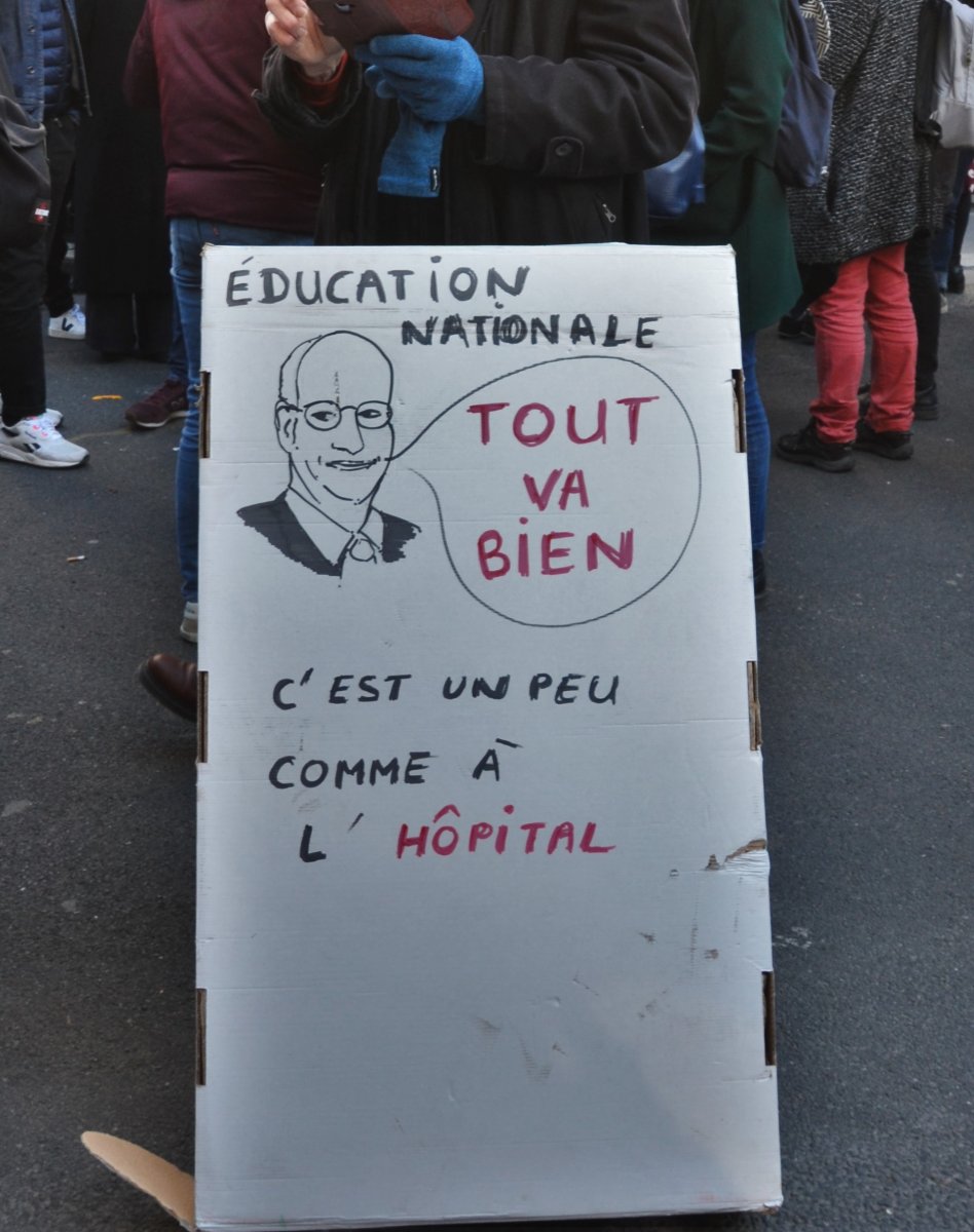 Pancarte « ÉDUCATION NATIONALE TOUT VA BIEN C'EST UN PEU COMME À L'HÔPITAL », Paris (75), 6 février 2020