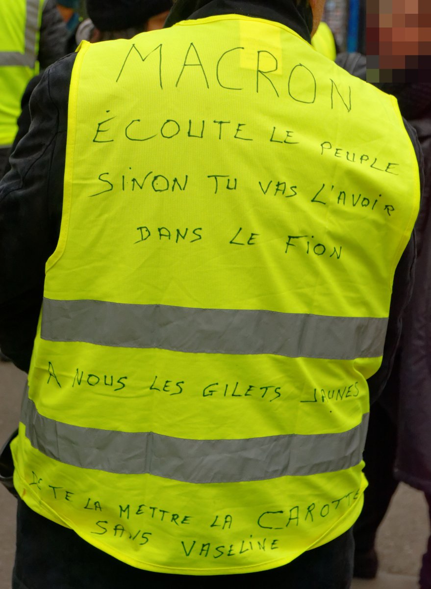 Pancarte « MACRON ÉCOUTE LE PEUPLE SINON TU VAS L'AVOIR DANS LE FION A NOUS LES GILETS JAUNES JE TE LA METTRE LA CAROTTE SANS VASE… », Belfort (90), 29 décembre 2018