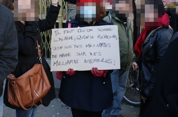 Pancarte « IL FAUT QU'ON SONNE L'ALARME, QU'ON SE RETROUVE, QU'ON SOIT DES MILLIARDS DE MAINS SUR DES MILLIARDS D'EPAULES ! », Strasbourg (67), 11 janvier 2015