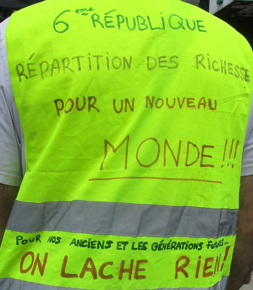 Pancarte « 6ème RÉPUBLIQUE RÉPARTITION DES RICHESSE POUR UN NOUVEAU MONDE!!! POUR NOS ANCIENS ET LES GÉNÉRATIONS FUTURES... ON LAC… », Paris (75), 15 juin 2019