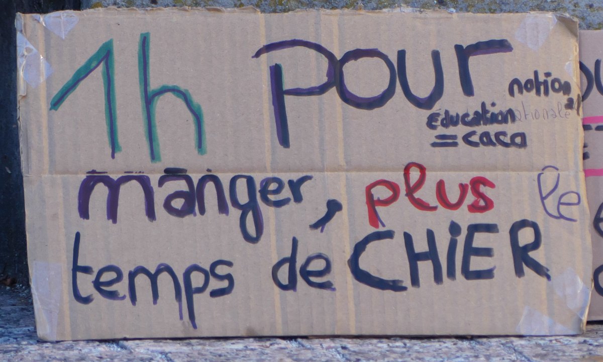 Pancarte « 1h pour manger, plus le temps de CHIER », Belfort (90), 6 octobre 2026