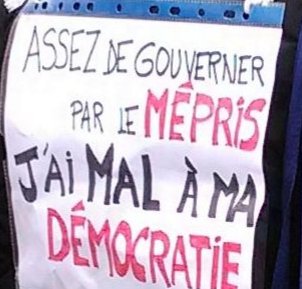 Pancarte « ASSEZ DE GOUVERNER PAR LE MÉPRIS J'AI MAL À MA DÉMOCRATIE », Lyon (69), 23 mars 2023