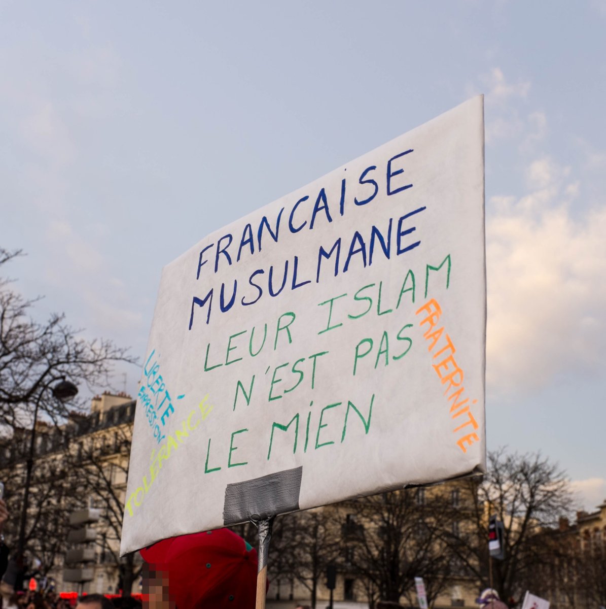 Pancarte « LIBERTÉ EXPRESSION TOLÉRANCE FRANCAISE MUSULMANE LEUR ISLAM N'EST PAS LE MIEN FRATERNITE », Paris (75), 11 janvier 2015