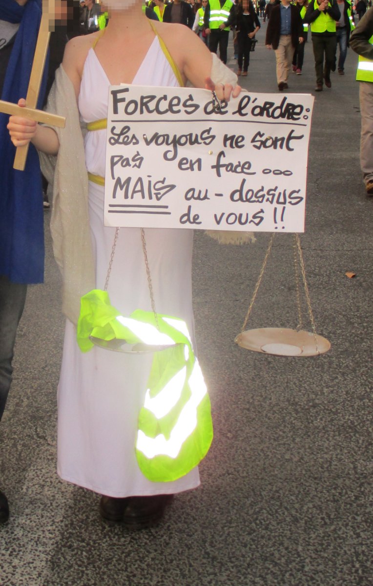 Pancarte « FORCES de l'ordre: Les voyous ne sont pas en face ... MAIS au-dessus de vous !! », Paris (75), 16 février 2019