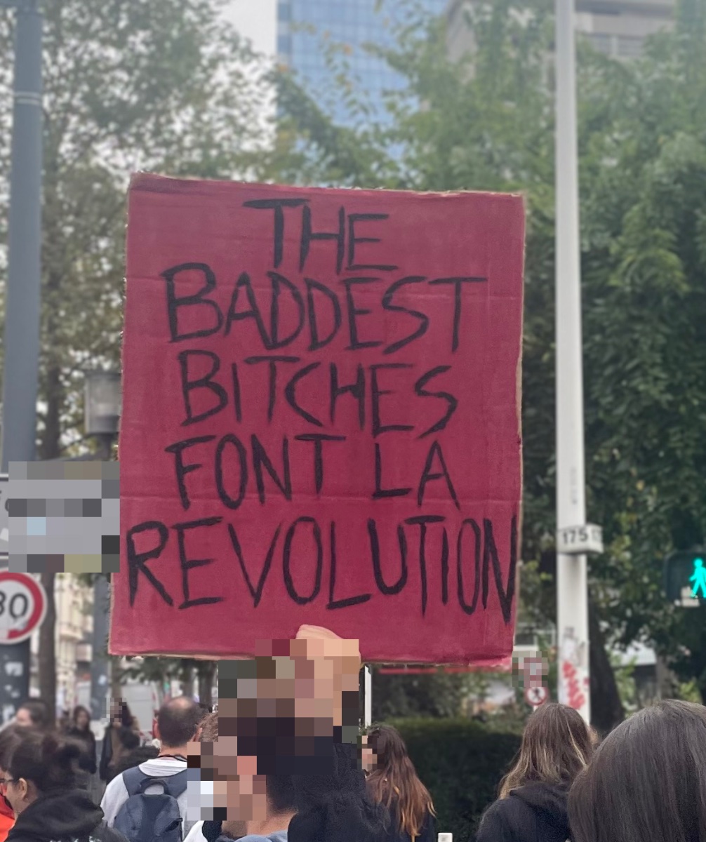Pancarte « The baddest bitches font la révolution », Lyon, 15 octobre 2026