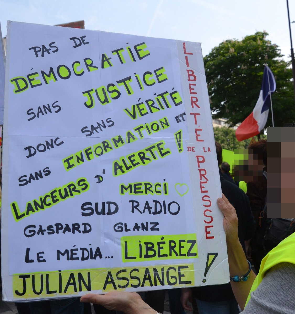 Pancarte « PAS DE DÉMOCRATIE SANS JUSTICE SANS VÉRITÉ DONC SANS INFORMATION ET SANS ALERTE ! LANCEURS D'ALERTE MERCI SUD RADIO GAS… », Paris (75), 1 mai 2019
