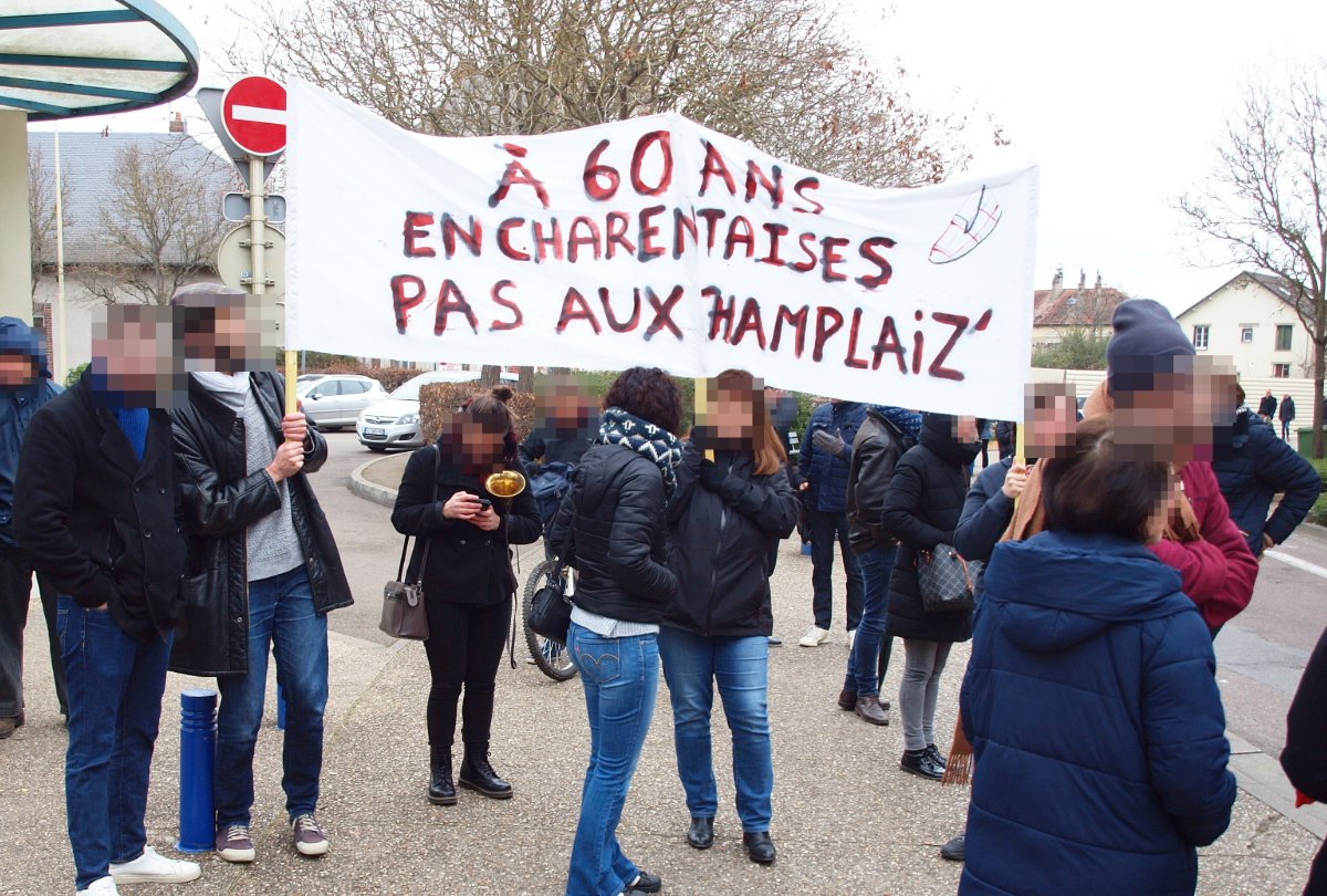 Pancarte « À 60 ANS EN CHARENTAISES PAS AUX CHAMPLAIZ' », Sens (89), 7 mars 2023