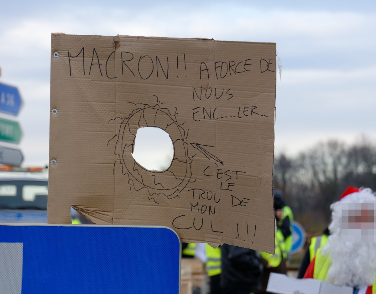 Pancarte « MACRON !! A FORCE DE NOUS ENC.....LER... C'EST LE TROU DE MON CUL !!! », Menoncourt (90), 25 novembre 2018