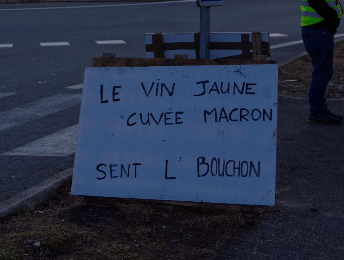 Pancarte « LE VIN JAUNE "CUVÉE MACRON" SENT L' BOUCHON », Menoncourt (90), 27 décembre 2018