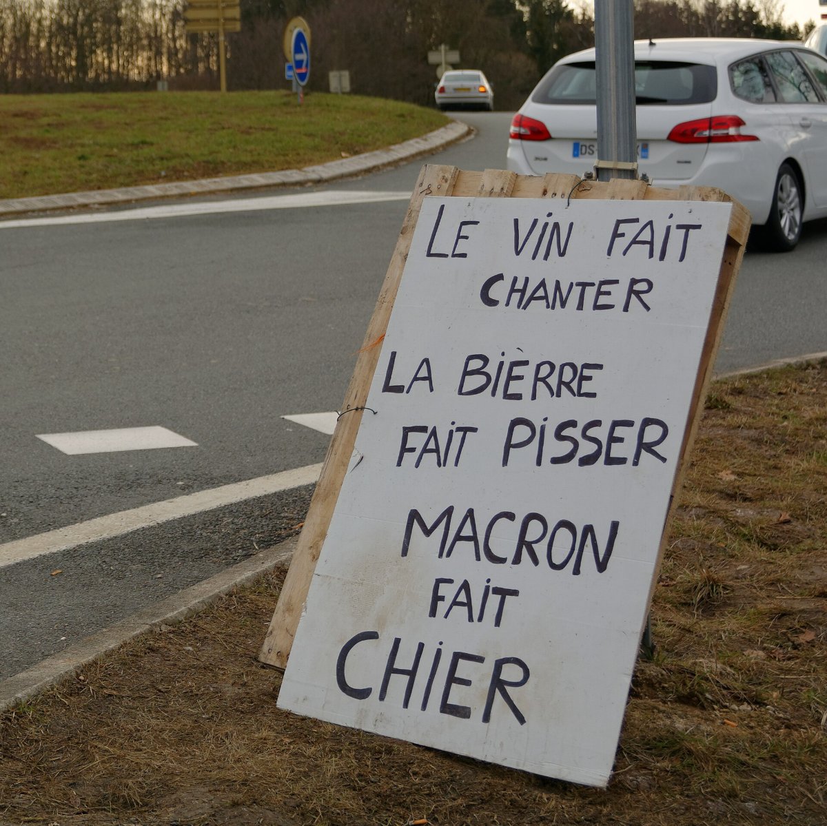 Pancarte « LE VIN FAIT CHANTER LA BIÈRRE FAIT PISSER MACRON FAIT CHIER », Menoncourt (90), 3 janvier 2019
